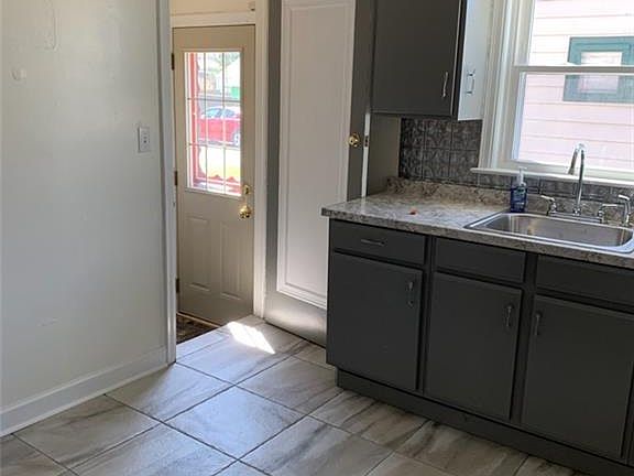 4th image of 1359 Meadowbrook Ave SE