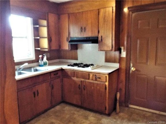 3rd image of 105 E Hilltop Dr