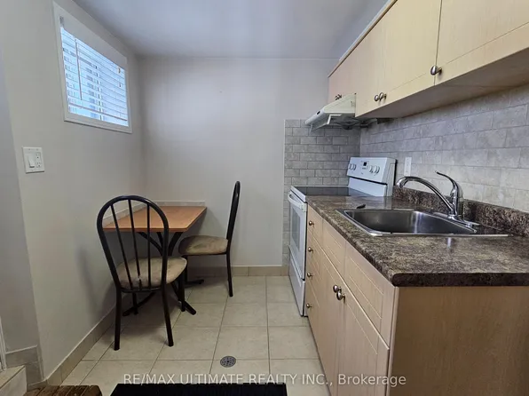 905 Lansdowne Ave, Toronto, ON M6H 3Z2