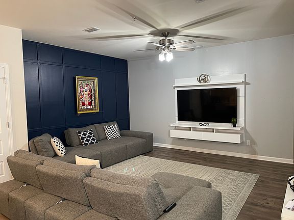 Living room with Accent wall