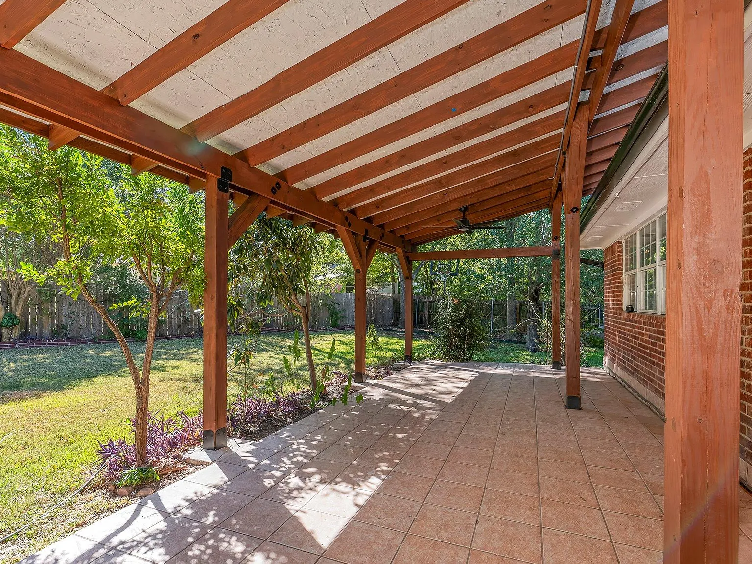4 bed, 2.0 bath, 2567 sqft, $3,200 — Photo 3