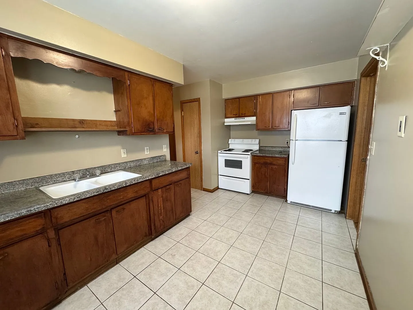 1360 Payne Ave — Photo 1