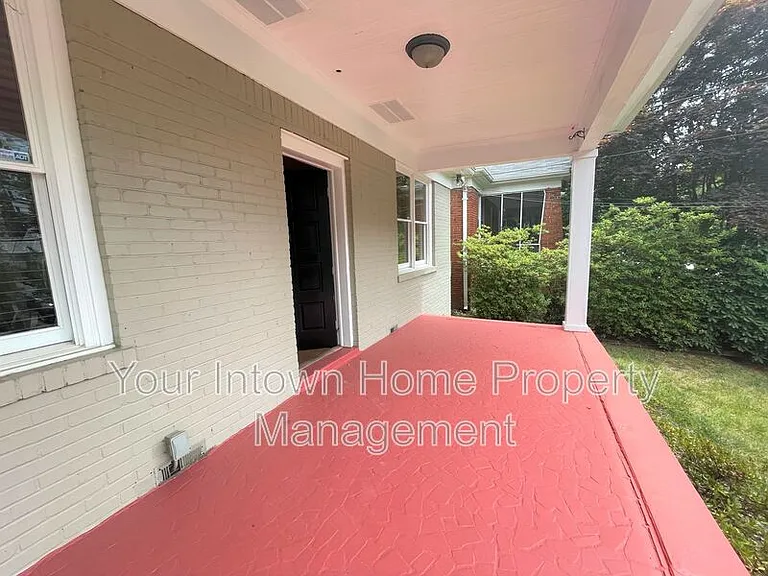 639 Somerset Ter NE — Photo 2