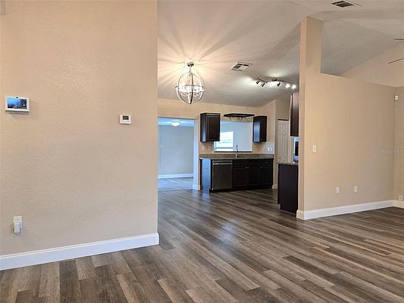 4th image of 326 Colonade Ct