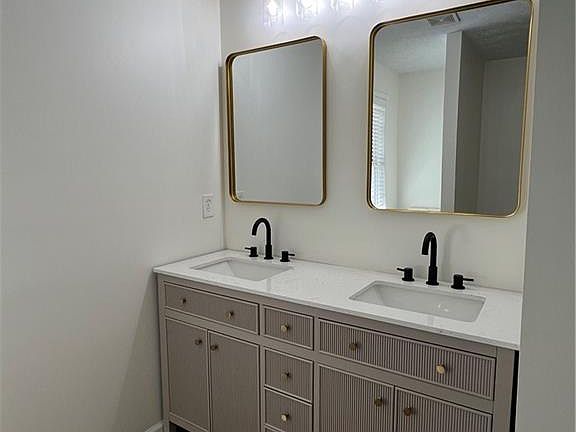 4th image of 3815 Roses Trl