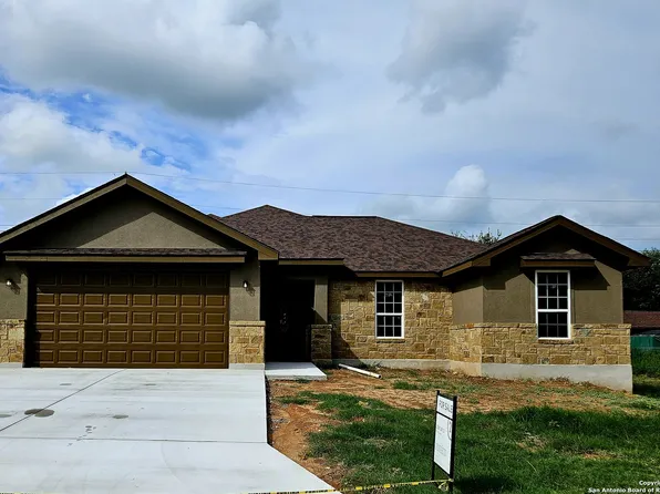 1115 Iris Crescent Dr, Floresville, TX 78114