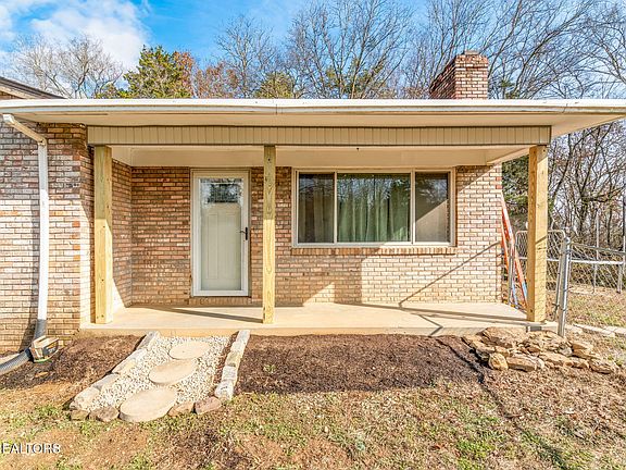 3rd image of 430 Windy Hill Ln