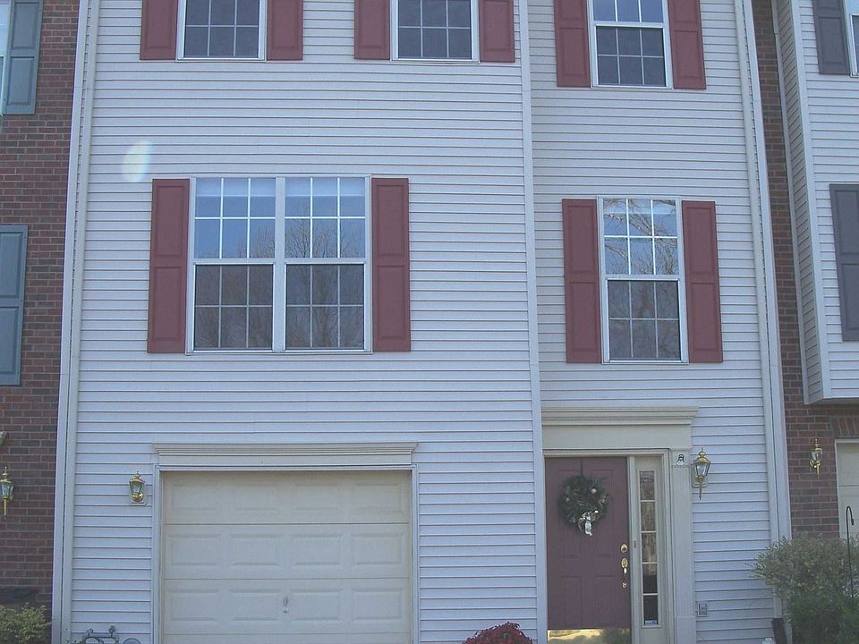 3 Story townhouse with lots of upgrades