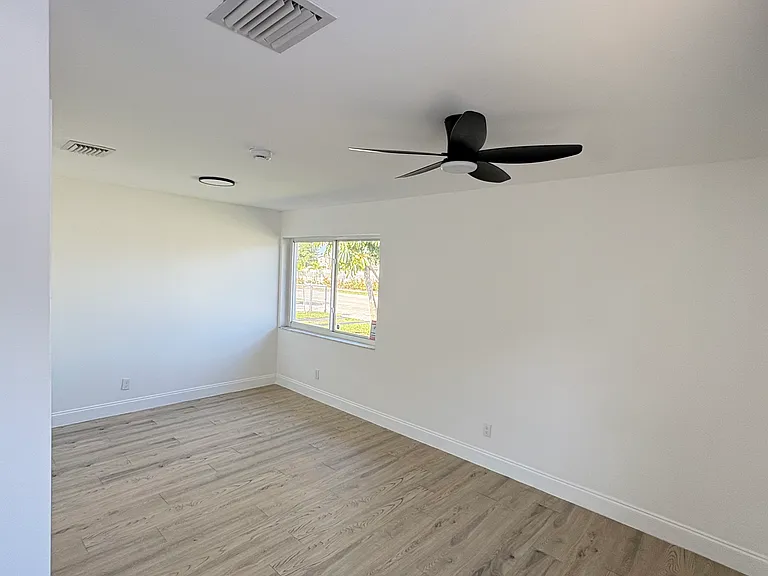 2572 NW 20th St #A — Photo 12