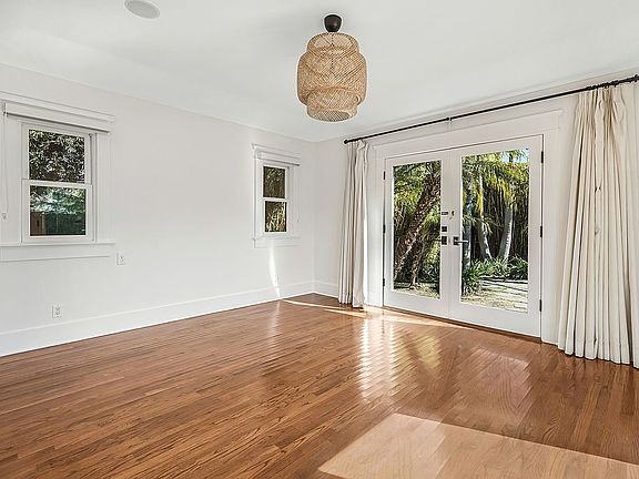 5th image of 814 Woodlawn Ave
