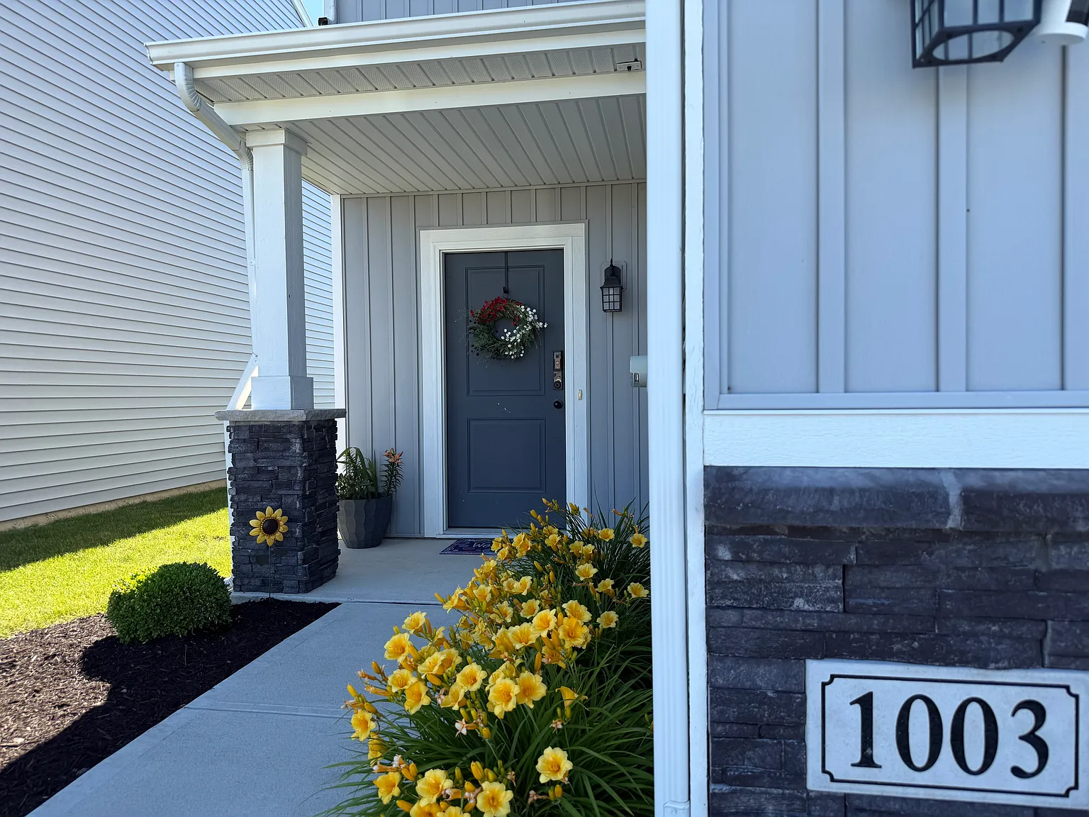 3 bed, 2.5 bath, 1832 sqft, $2,100 — Photo 2