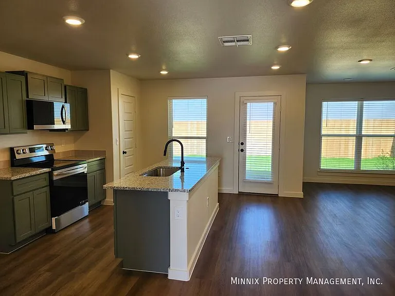 2304 Corpus Ave — Photo 2