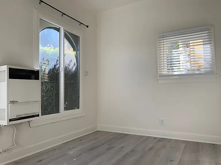 1623 N Mariposa — Photo 56