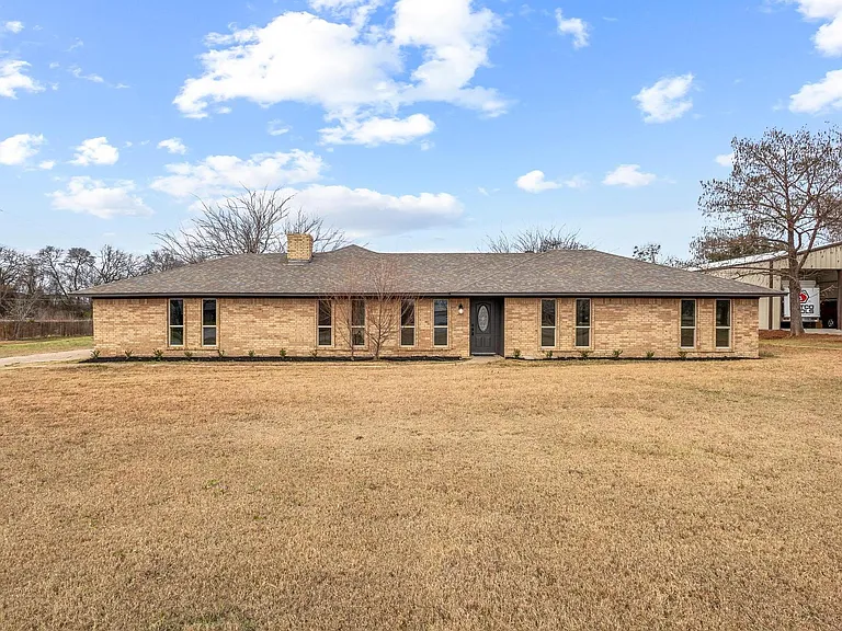 3327 Carriage Cir — Photo 4