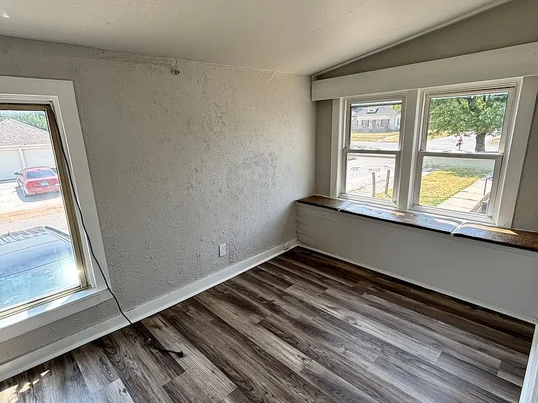 216 S Moore Ave — Photo 12