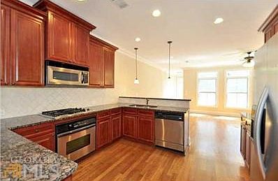 Kitchen offers view to the Family room!