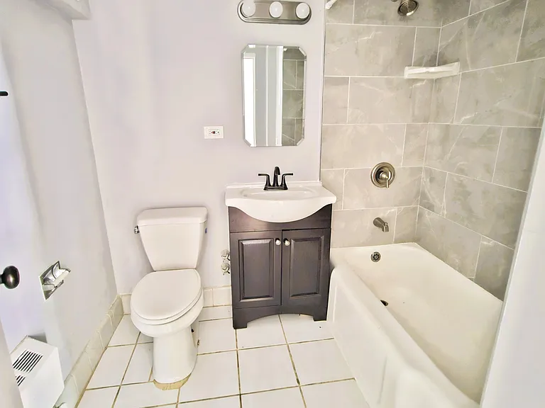 2115-2123 W Farragut Ave Apartments — Photo 14