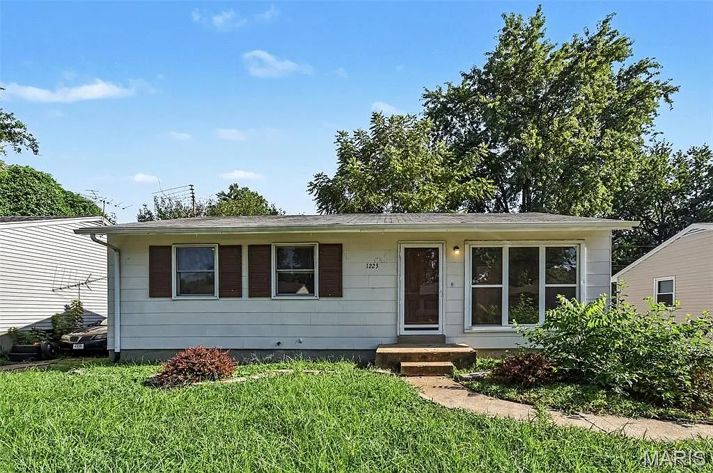 4 bed, 1.0 bath, 936 sqft, $1,800 — Photo 1