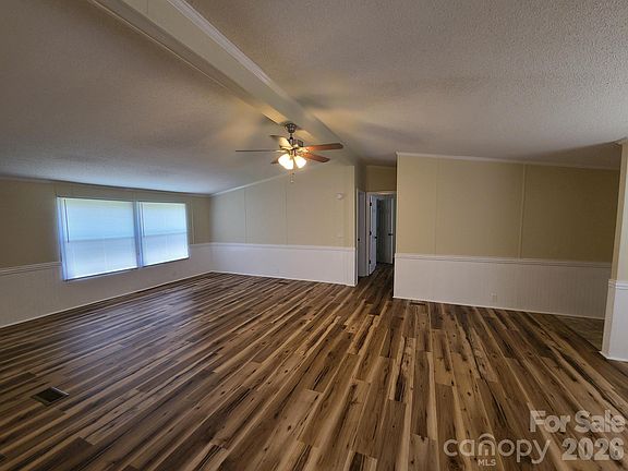 4th image of 3111 Redbud Pl