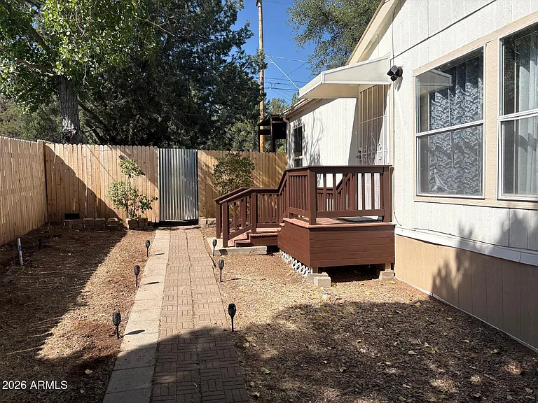 1007 W Saddle Ln — Photo 2
