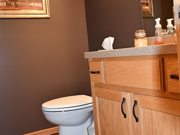 Main level 1/2 bath