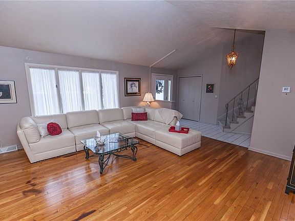 4th image of 71 Skyview Dr