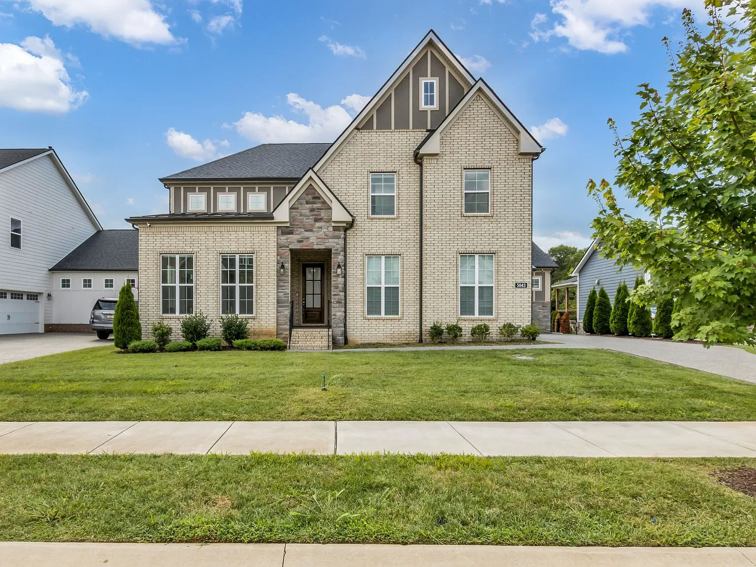 5 bed, 4.5 bath, 4174 sqft, $6,500 — Photo 1