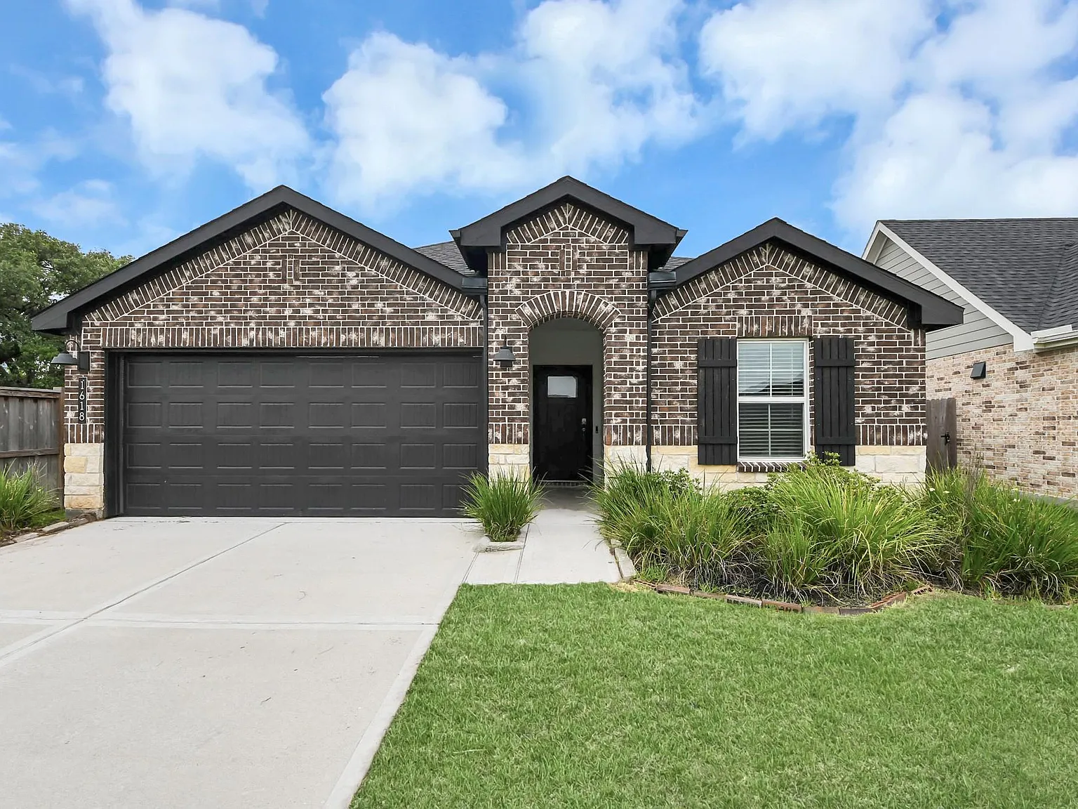 4 bed, 2.5 bath, 1884 sqft, $2,300 — Photo 2