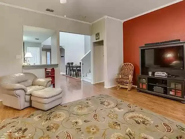 321 Oxford Ct — Photo 11
