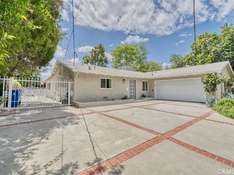 20516 Clark St — Photo 3