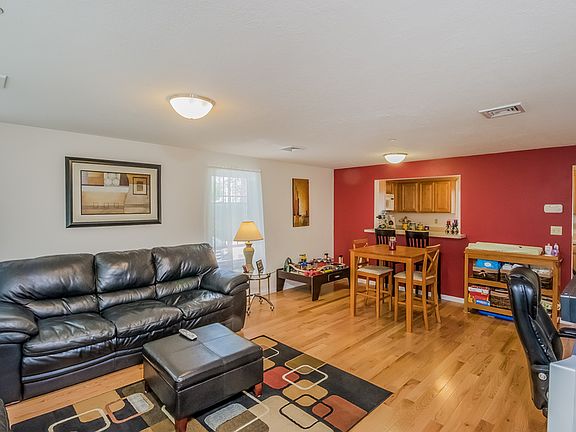3rd image of 6 Colebrook Blvd Unit 1