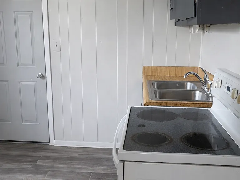 906 Thomas St — Photo 10