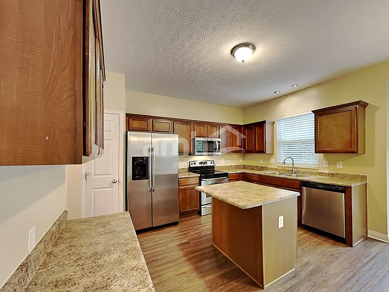 270 Huntington Dr — Photo 3