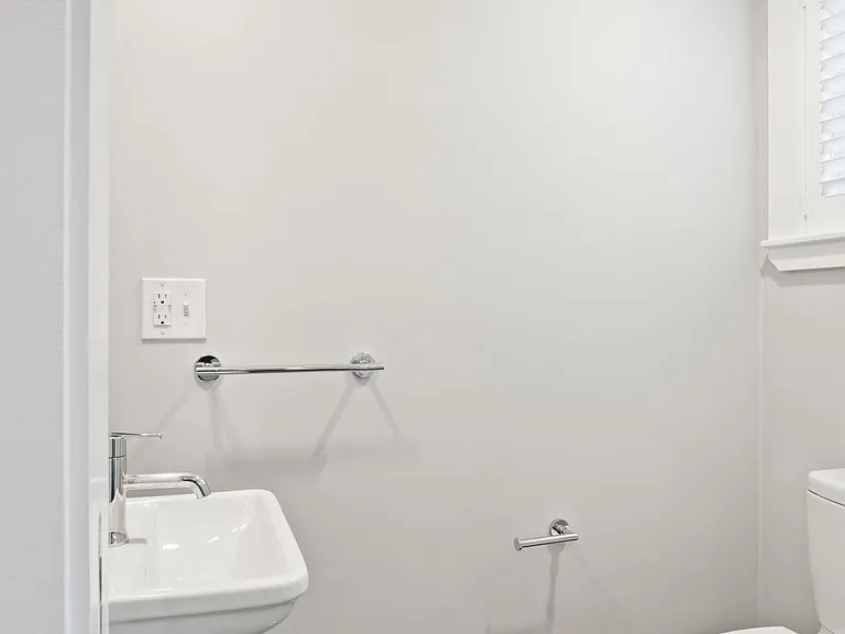 Powder room, 1st floor