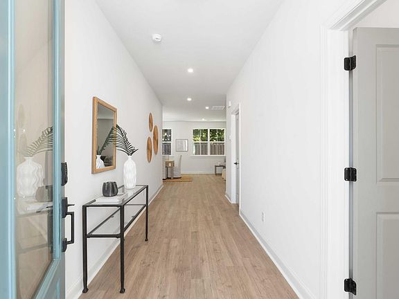 3rd image of 556 Hayes Park Blvd