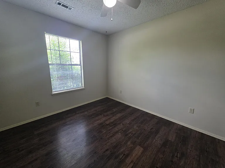 2703 W Beech St — Photo 8