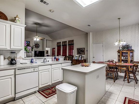 2nd image of 713 Yellowstone Ct
