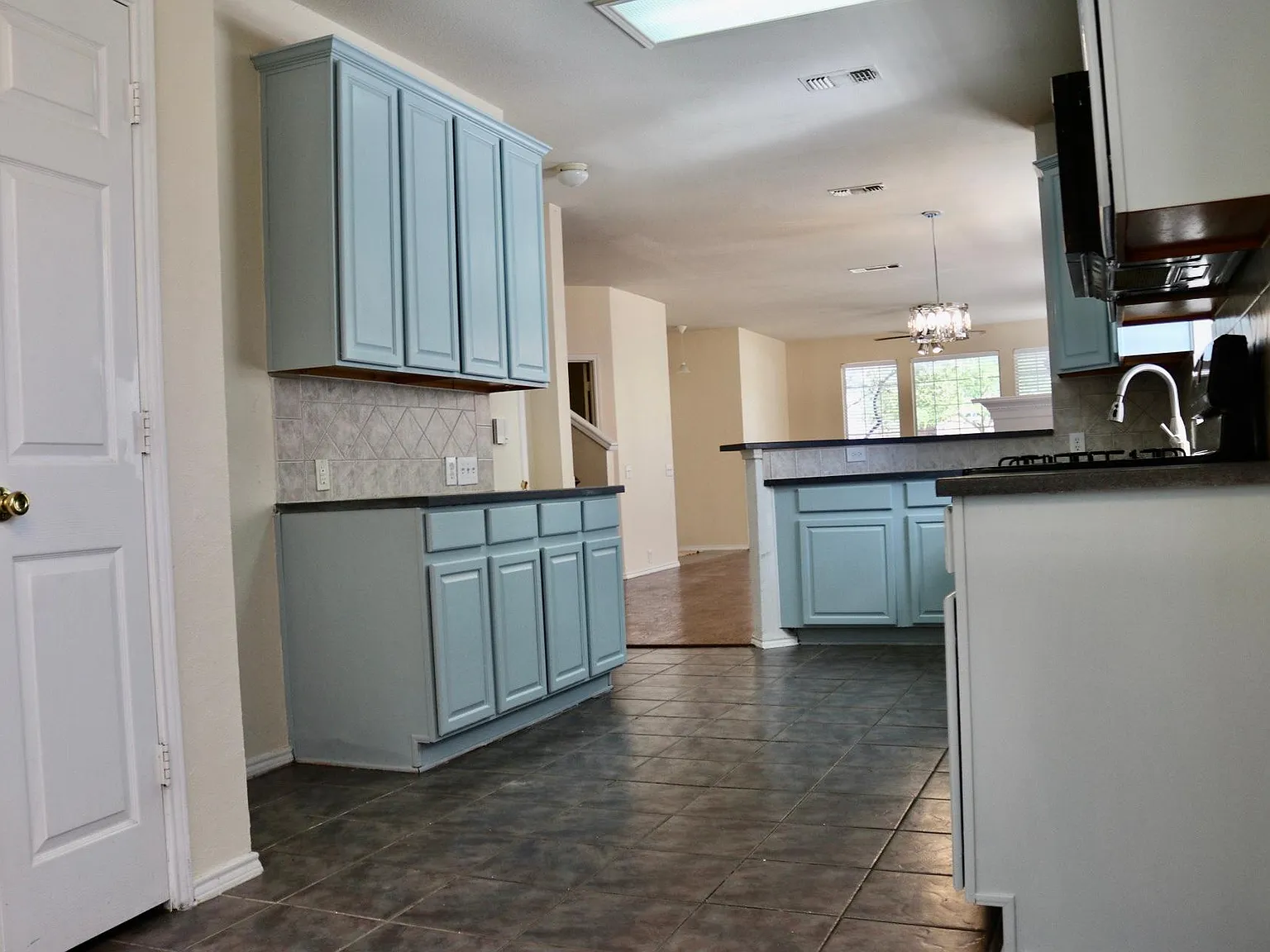 4 bed, 2.5 bath, 2374 sqft, $2,495 — Photo 3