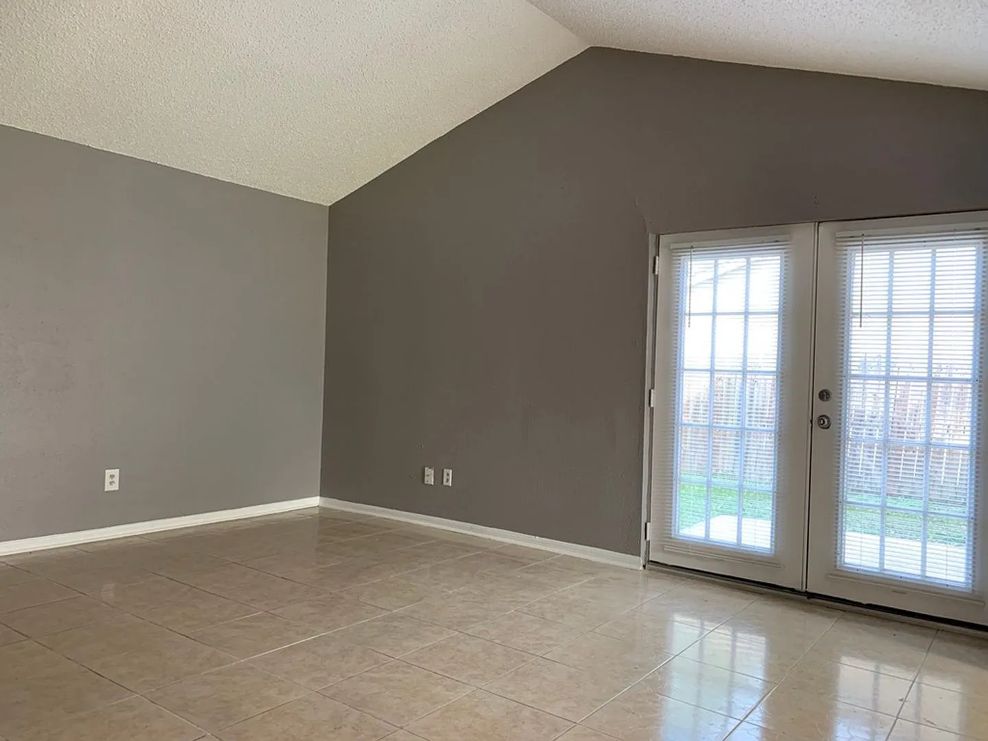 3 bed, 2.0 bath, 1179 sqft, $1,500 — Photo 2