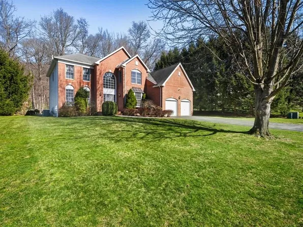25 Carlton Drive, Mount Kisco, NY 10549