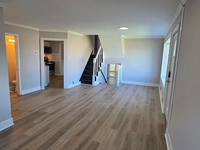 1019 Green Ln — Photo 8
