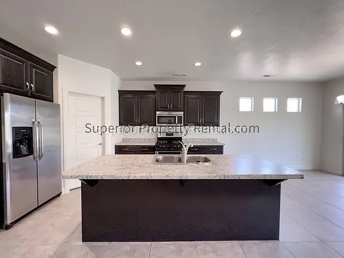 4 bed, 2.5 bath, 1905 sqft, $2,400 — Photo 3