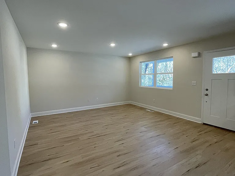 2405 Harley St — Photo 2