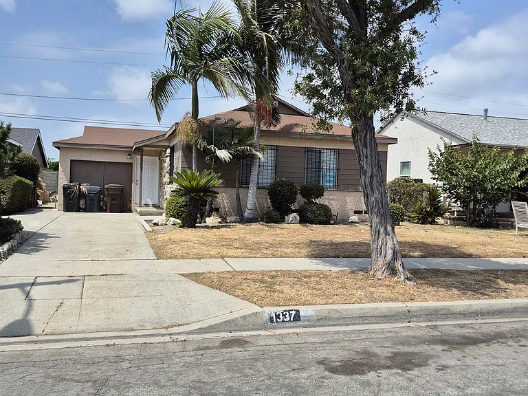 1337 W Arbutus St — Photo 1