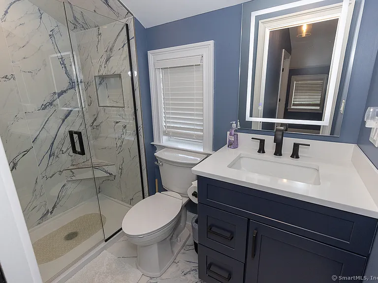 55 Swan Ave — Photo 33