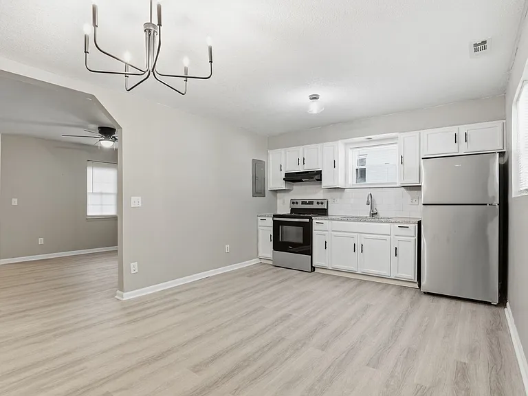 1200 Grady St — Photo 6