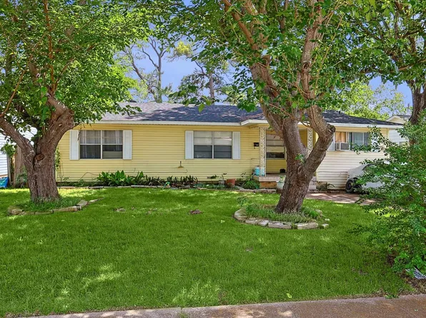 2218 Dennis St, Irving, TX 75062