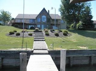 1294 Lakeshore Dr, Menasha, WI 54952