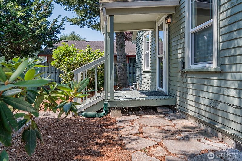 4th image of 704 Roeder Street