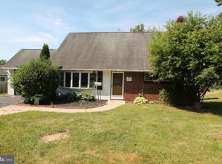 2 Viburnum Ln, Levittown, PA 19054